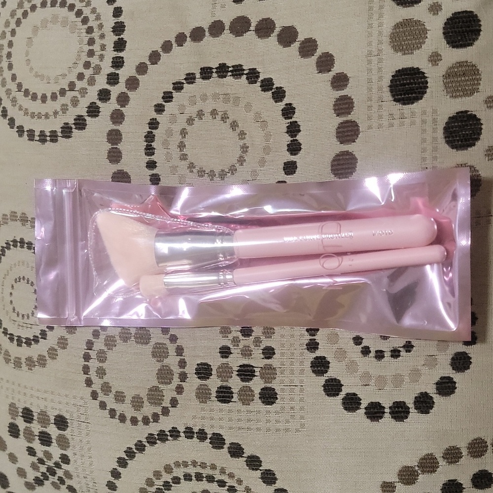 Motd 2 Face Brush Set Fit Right Face: Curved Bronzer + Fitted Concealer Brushes
